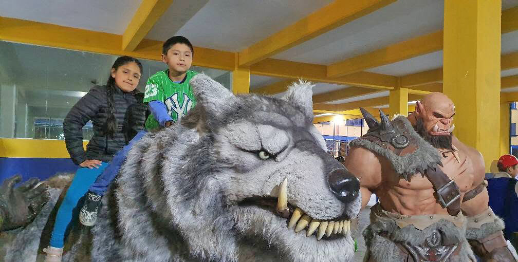 Ramiro Sirpa presenta esculturas de personajes icónicos en el Parque de las Culturas