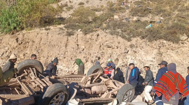 Tragedia en Tacobamba: accidente de minibús causa la muerte de cinco educadores