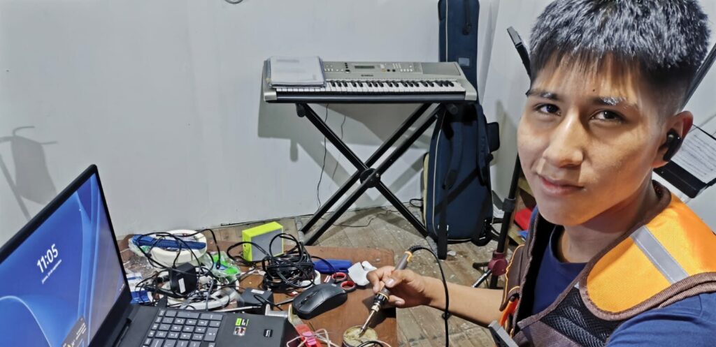 Deivid, el joven inventor que sueña con un futuro tecnológico para Bolivia