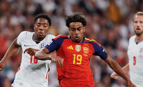 Lamine Yamal celebra el triunfo en Wembley con un gol clave
