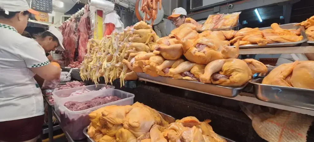 La caída del precio del pollo genera preocupaciones en el sector avícola