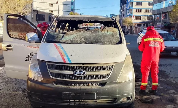 Incendio de vagoneta en Oruro genera alerta tras hallazgo de gasolina