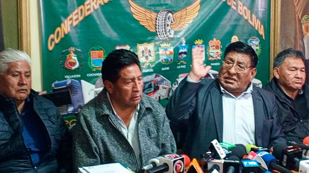 Choferes de Bolivia exigen anular el DS 5716 y amenazan con bloqueos