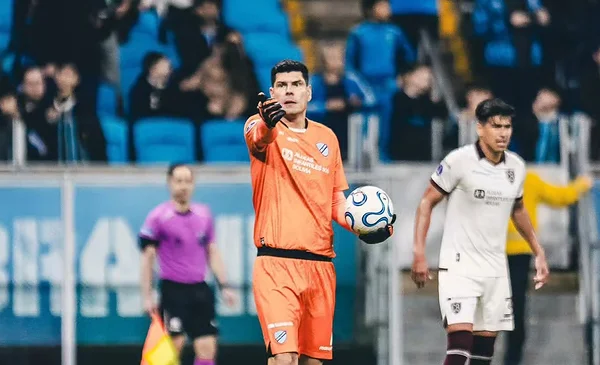 Carlos Lampe se pronuncia sobre su ausencia en la selección nacional