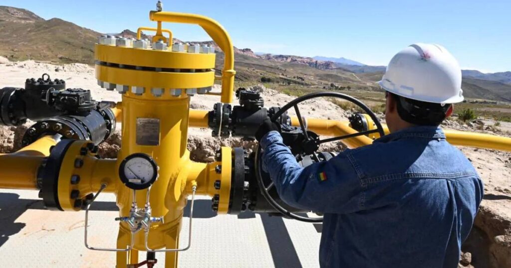 Gobierno permite a refinerías importar petróleo para mejorar la producción de combustibles