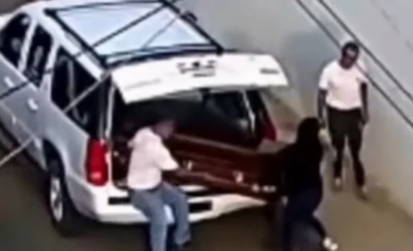 Ataúd con un cadáver es dejado en plena calle en México