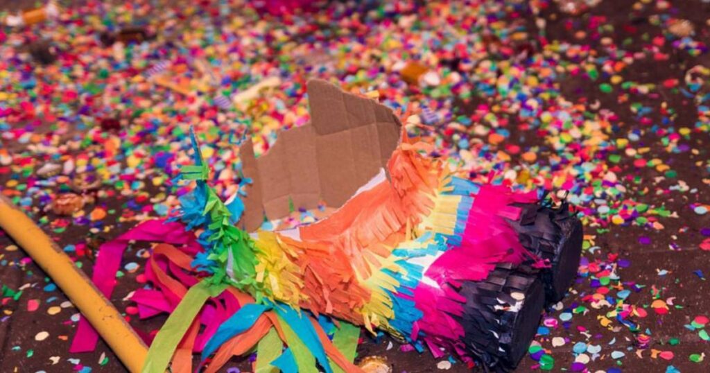 Un cumpleaños inesperado: un hombre cae del techo durante la piñata