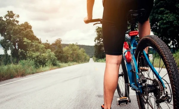 Impactante caída de un niño en bicicleta captada por cámara de seguridad