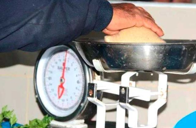 Decomisan balanzas alteradas en venta de carne en el mercado Uyuni