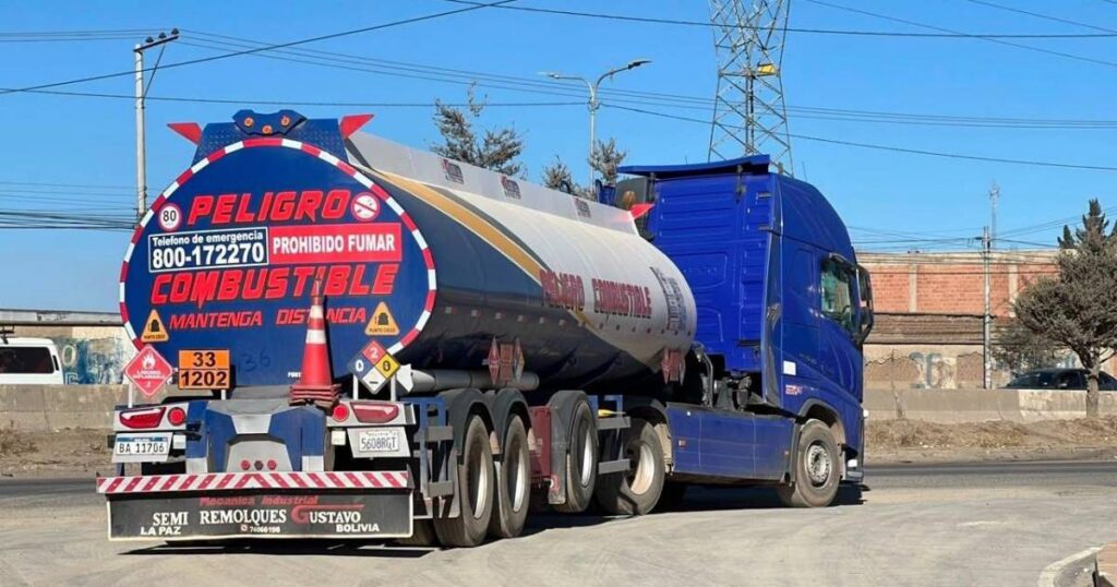 Cisterneros de La Paz suspenden el transporte de combustible para YPFB