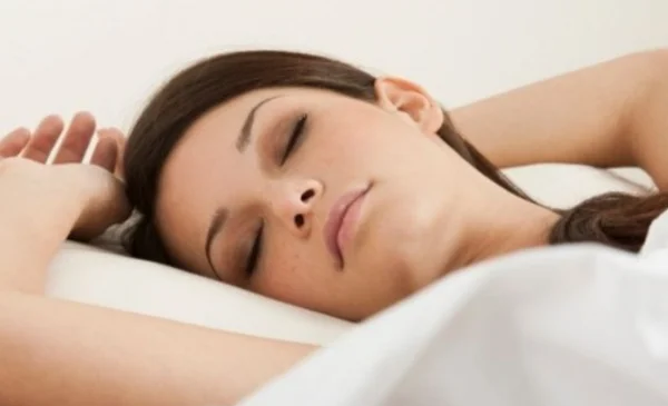 La extraña sensación de caer al dormir: ¿por qué ocurre?