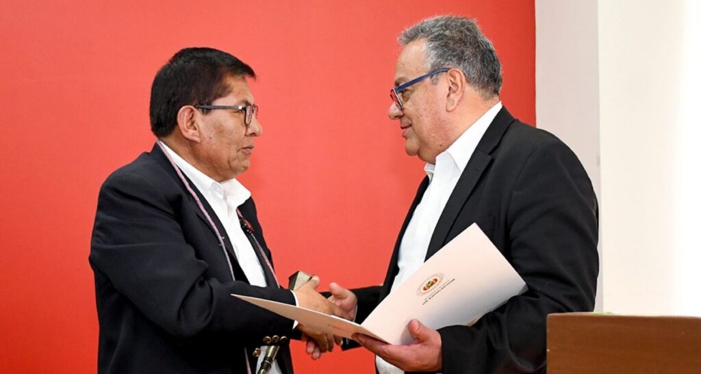 Roberto de la Cruz asume la rectoría de la Unibol Aymara "Tupak Katari"