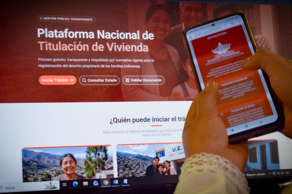 Inicia trámite web para titular más de 30 mil viviendas en Bolivia