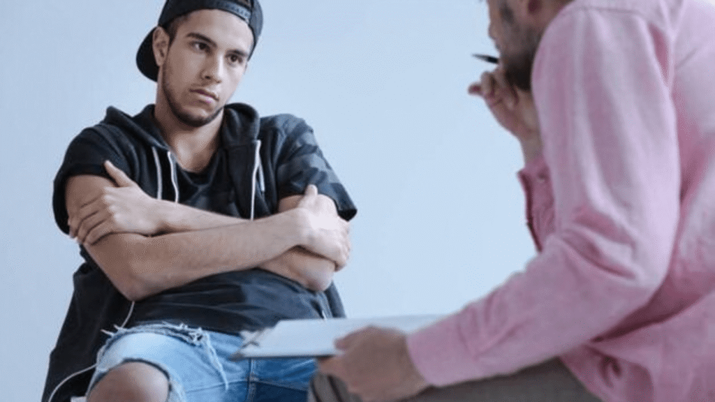 Joven agresor enfrenta posibles sanciones tras ataque a secretaria