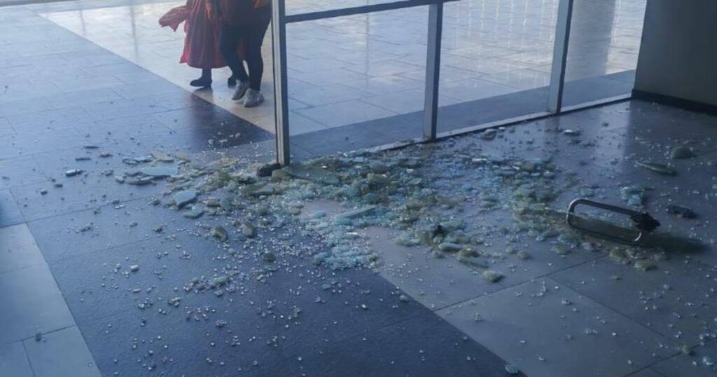 Trabajadores de aseo urbano en El Alto son acusados de vandalismo en la Alcaldía