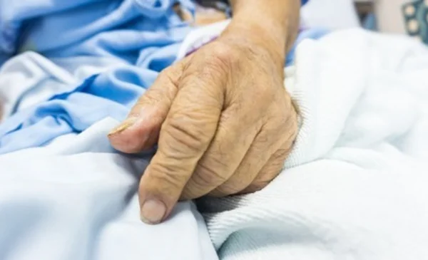 Agresión inesperada a una abuelita en Brooklyn: buscan al atacante