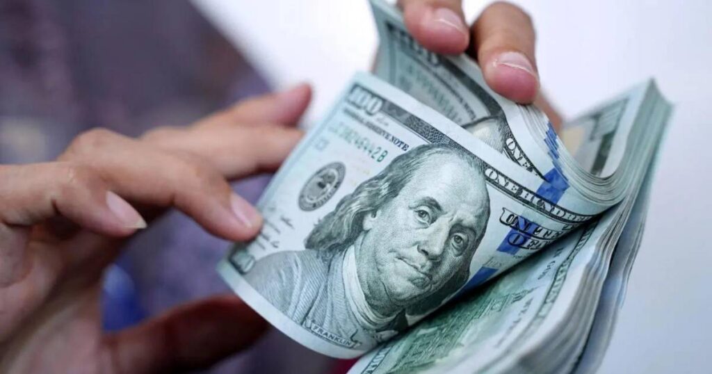 El dólar oficial supera nuevamente los Bs 12 y el BCB anunciará medidas