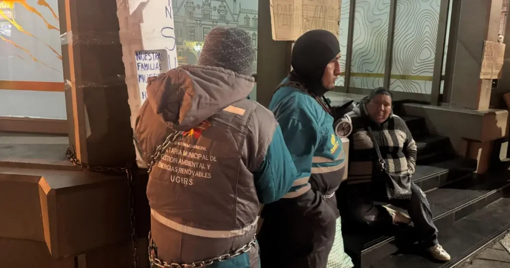 Protesta de trabajadores en Alpacoma por salarios impagos
