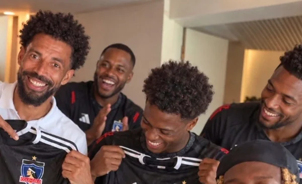 Vozinha comparte la camiseta de Colo Colo en Cabo Verde