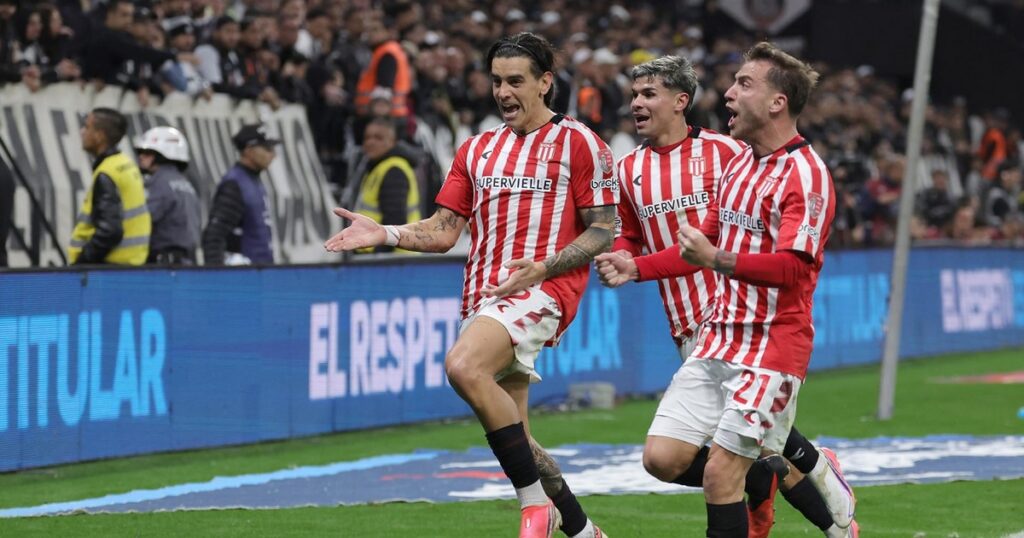 Estudiantes avanza a semifinales tras vencer a Corinthians