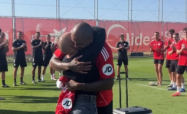 Pamela Teixeira, esposa de Marcao, celebra su recuperación del cáncer en Sevilla
