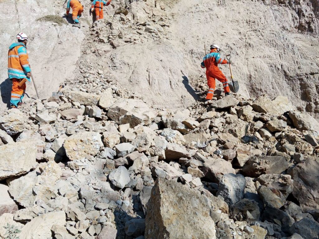 Interrupción del tránsito en Mallasa por caída de rocas