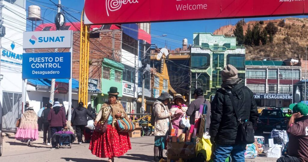 Devaluación del boliviano en Desaguadero afecta comercio y fomenta contrabando