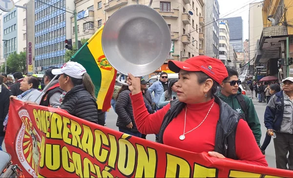 Maestros de La Paz se manifiestan contra políticas económicas del Gobierno