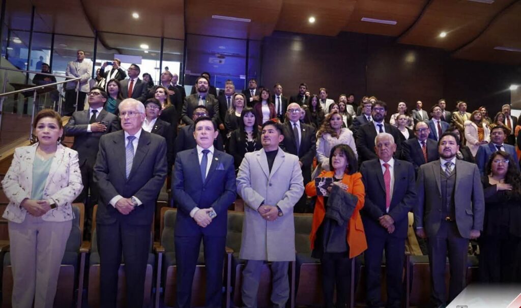 Reconocen labor de más de 100 médicos en su día
