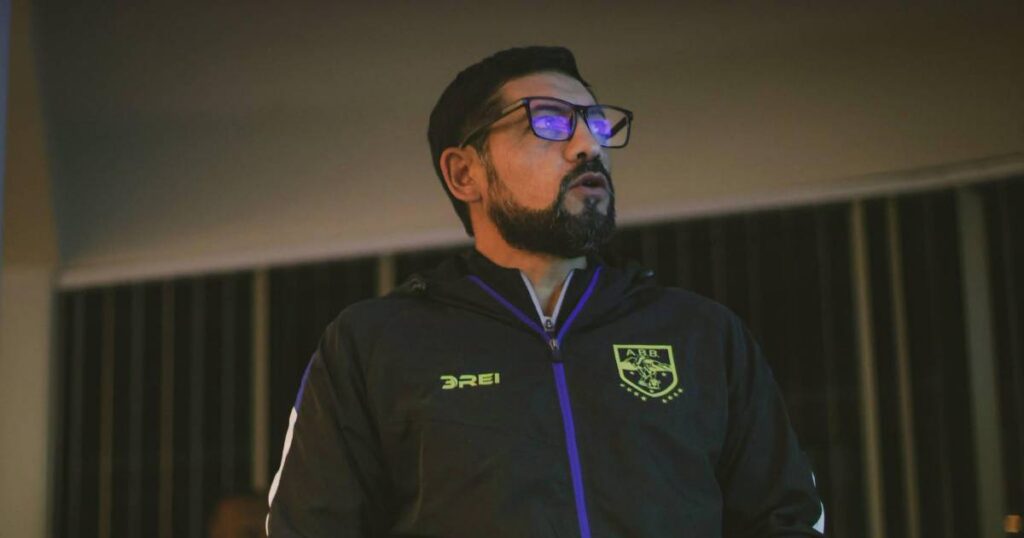 Walter Flores, DT de ABB, expresa su indignación tras la derrota ante The Strongest