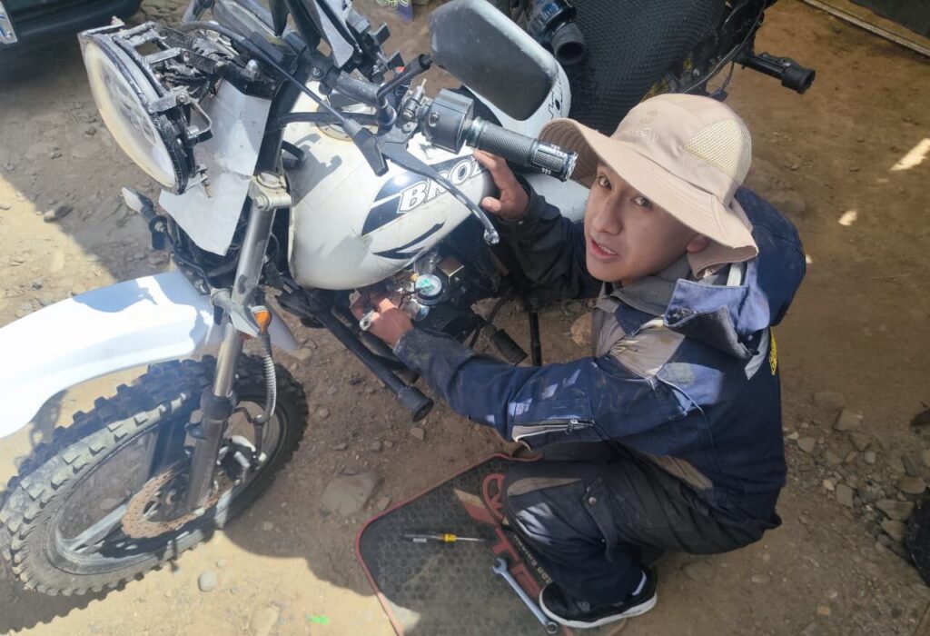 Estudiante de la UPEA desarrolla primera moto híbrida de gas y gasolina en Bolivia