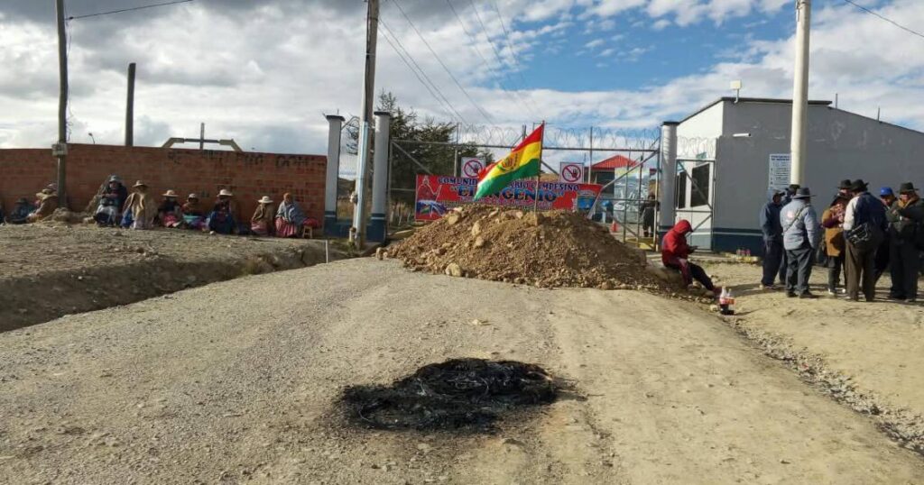 Comunarios de Villa Ingenio bloquean acceso al relleno sanitario exigiendo más presupuesto