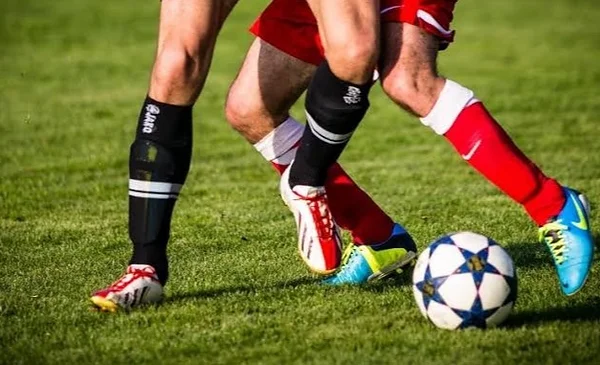 Violencia en el fútbol senior: partido suspendido tras agresión a árbitro