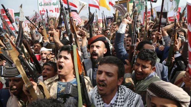 Nuevos ataques hutíes impactan en base militar saudí