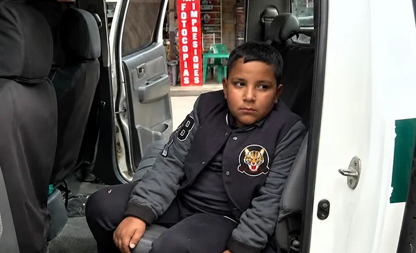 Encuentran a niño perdido en la Feria de Alasitas