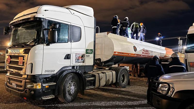 El Alto: Retienen cisterna de gasolina con irregularidades en el tanque