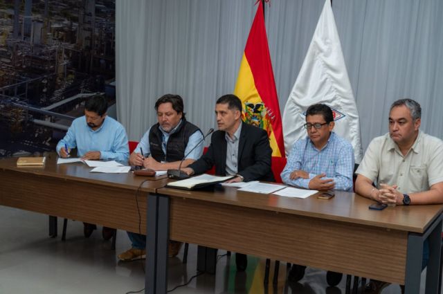 Retoma del transporte de combustibles tras acuerdo entre cisterneros y YPFB