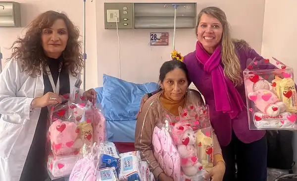 Luis Revilla y su esposa apadrinan a trillizas en La Paz