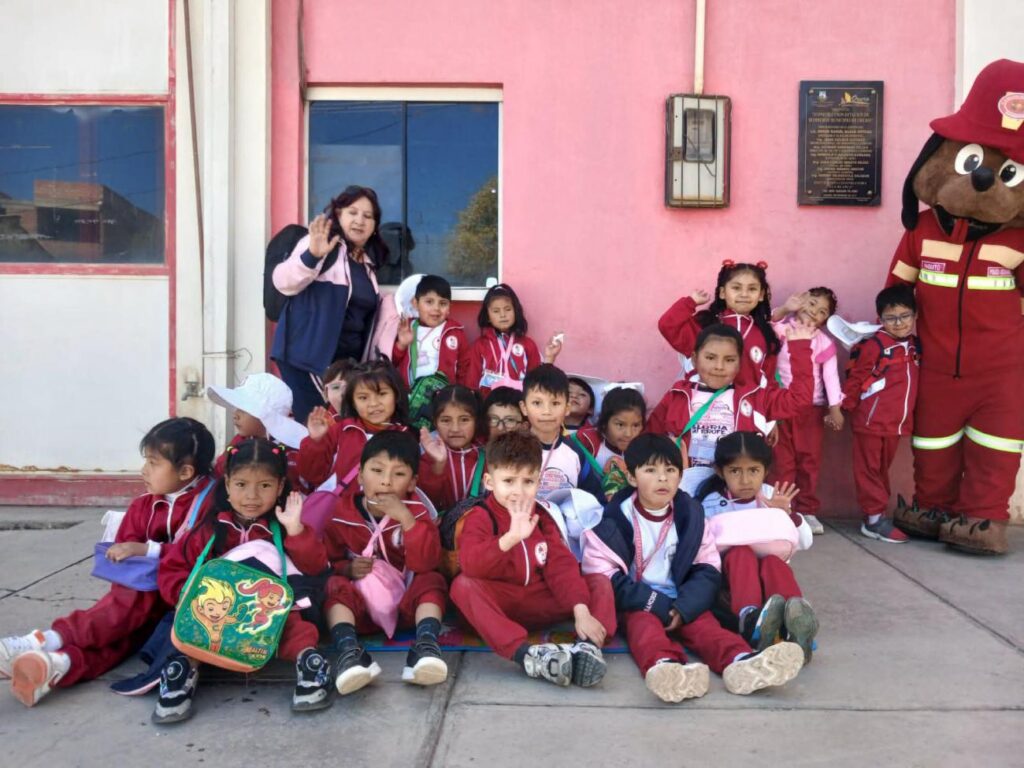 Niños de kínder de Oruro participan en programa de prevención de Bomberos
