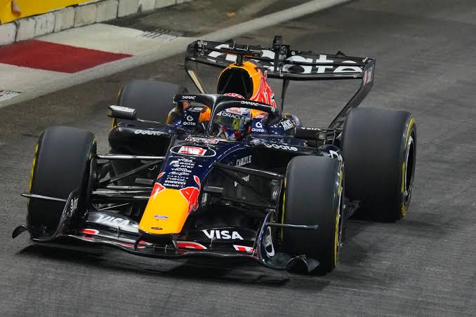 Verstappen se lleva la pole en Singapur para la carrera sprint