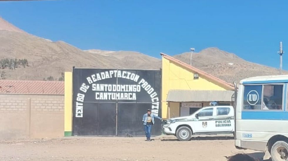 Cuatro policías detenidos por facilitar un celular a Roger Mariaca