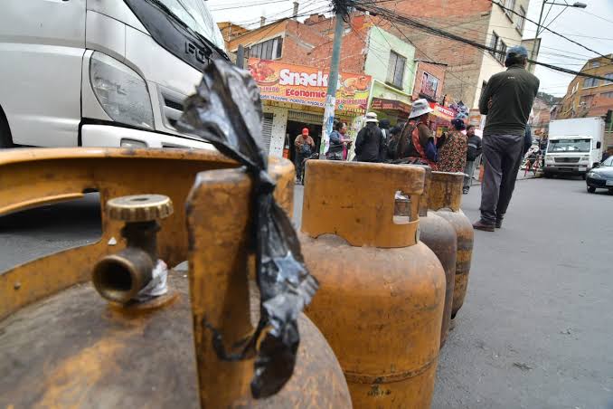 Dificultades para obtener gas en La Paz: vecinos en búsqueda de garrafas de GLP