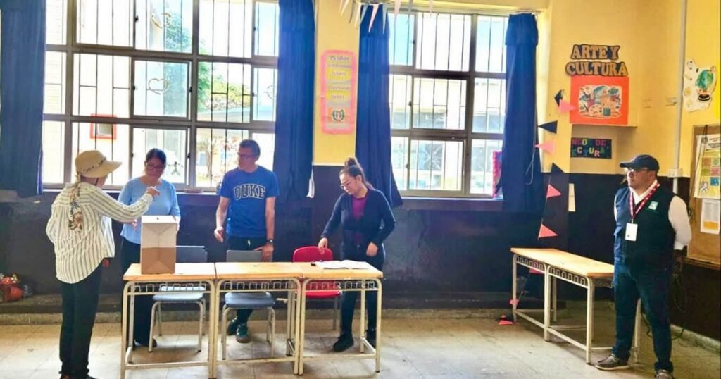 Bolivia comparte su experiencia electoral con Perú y Brasil