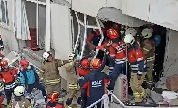 Colapso de edificio en Estambul deja víctimas mortales