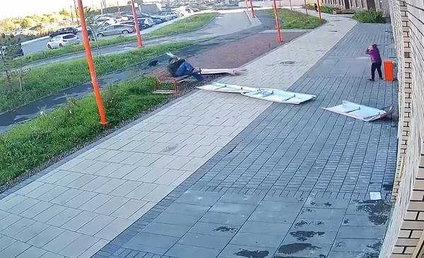 Impactante caída de un tejado en pleno centro