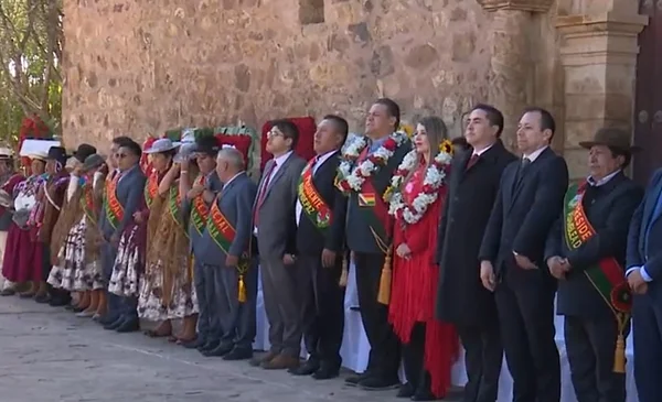 Celebración del aniversario de La Paz en Laja con la presencia de autoridades