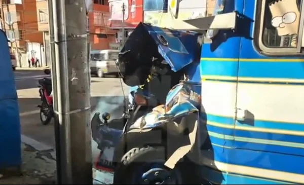 Accidente de micro en La Paz afecta a comerciante y su kiosco