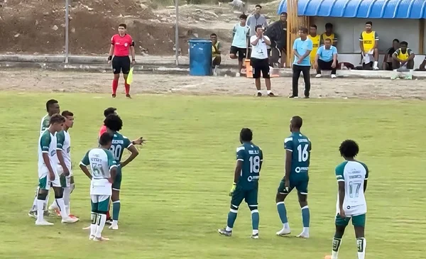 Agresión en el fútbol ecuatoriano: árbitro asistente hospitalizado tras ataque de jugador