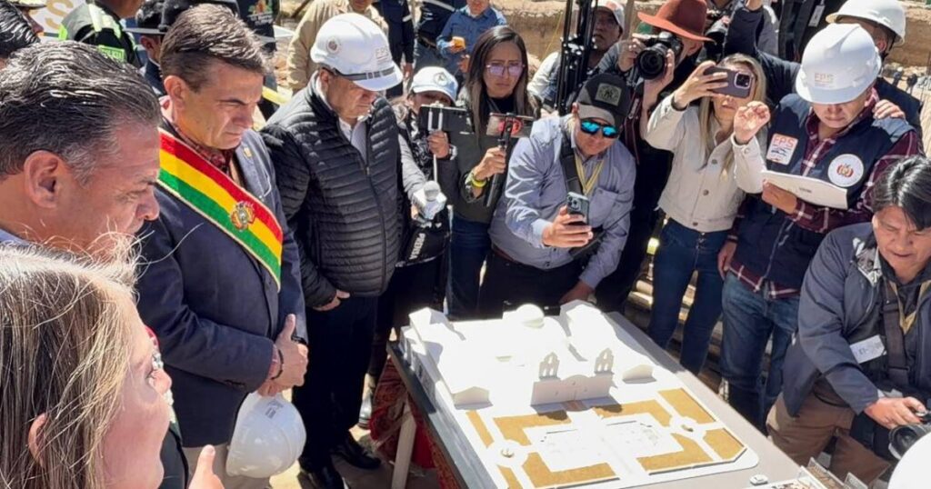 Presidente llama a la unidad y producción en la fundación de La Paz