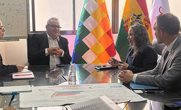 Bolivia y Estados Unidos amplían cooperación educativa con 4.500 becas de inglés